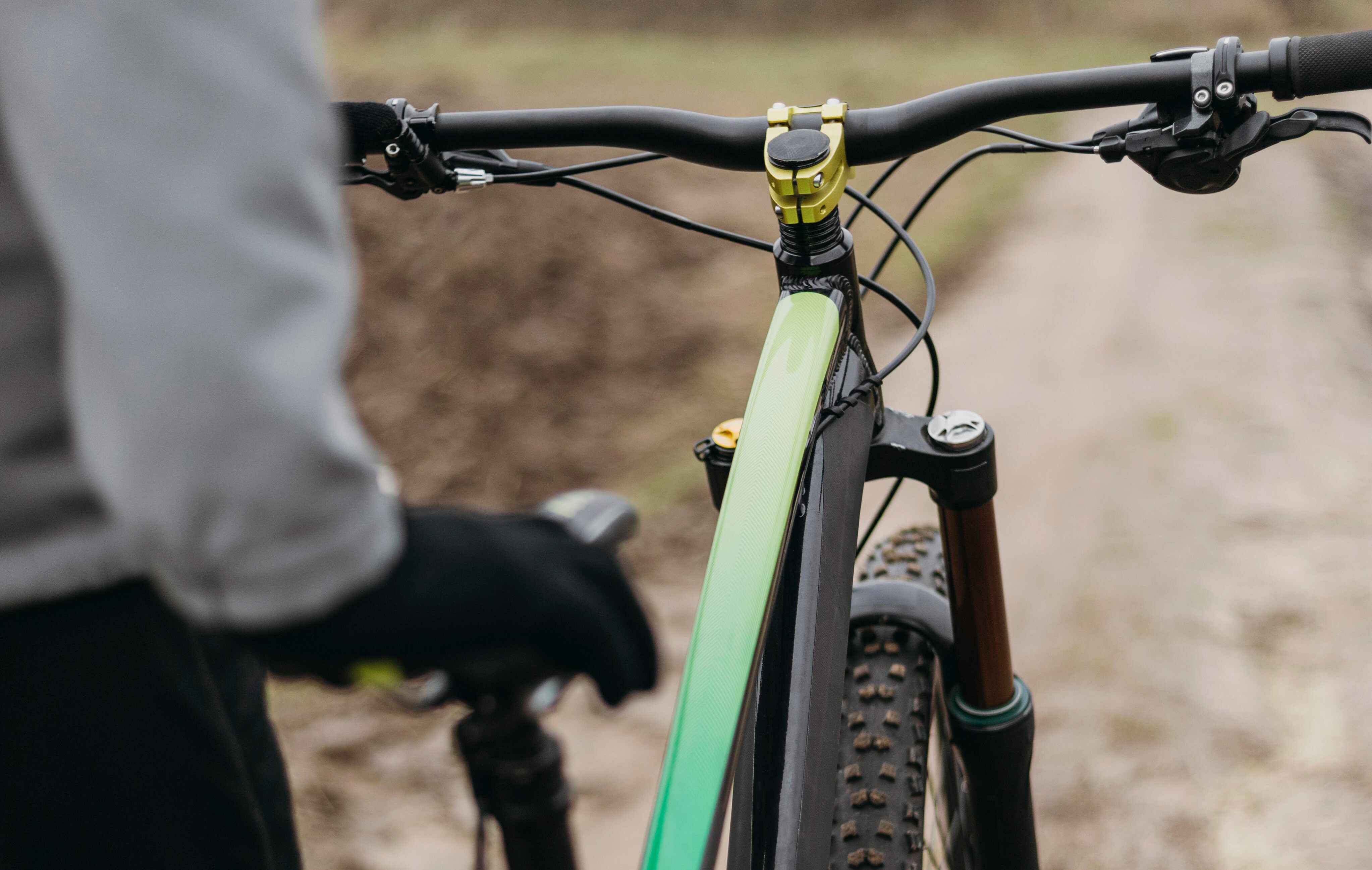 front-view-man-riding-bike-mountain_long
