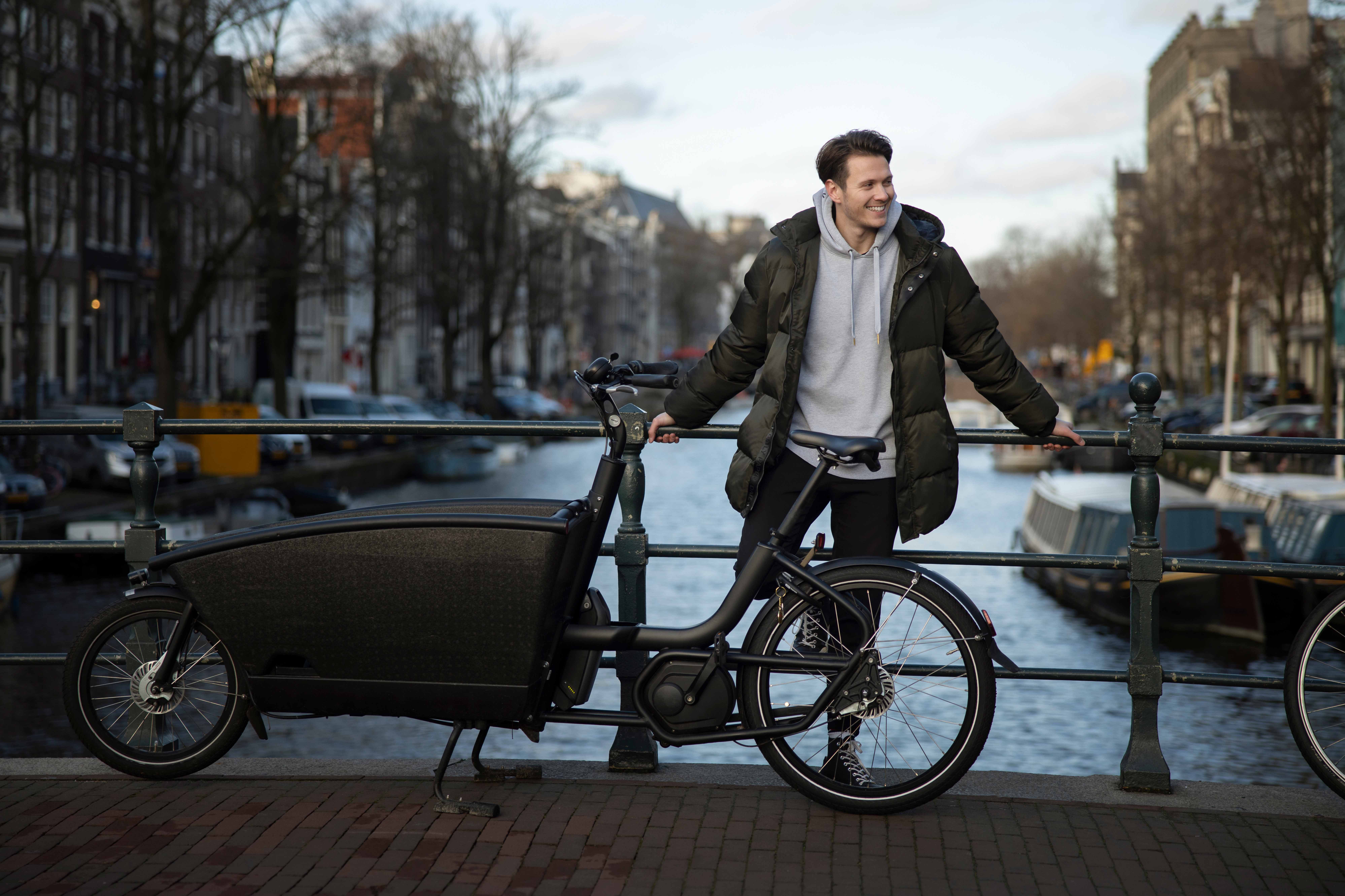 young-adult-using-sustainable-mobility (3)